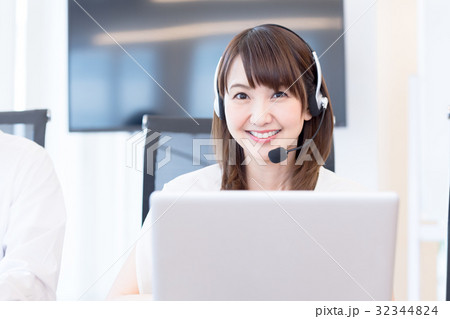 若い女性 オペレーター コールセンター スタッフの写真素材