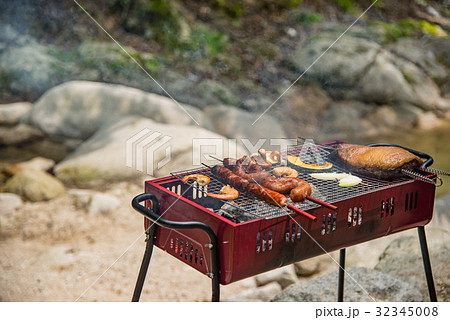 水辺のバーベキュー 肉の炭焼き 太いソーセージの丸焼き 水辺のバーベキュー 肉の炭焼き 太いソーセージの丸焼き 32345008