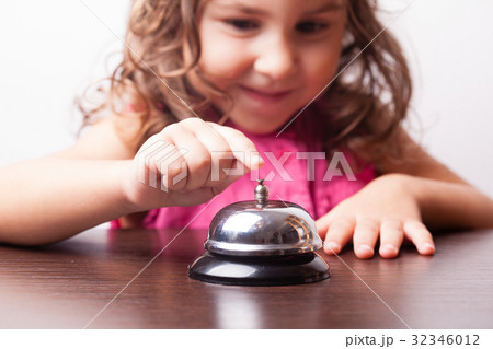 girl push on the bell 32346012