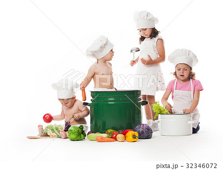 Kids play cook 32346072