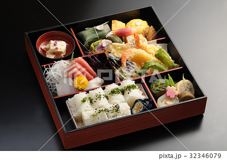 仕出し弁当　和食 32346079