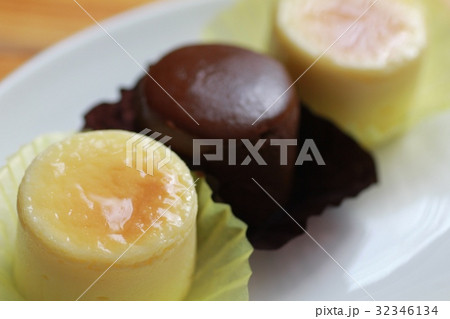 一口サイズのチーズスフレとチョコスフレ 32346134