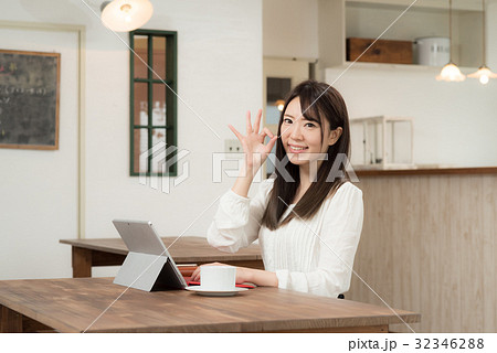 カフェで仕事をする女性 カフェで仕事をする女性 32346288