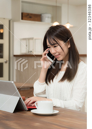 カフェで仕事をする女性 カフェで仕事をする女性 32346386