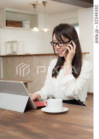 カフェで仕事をする女性 カフェで仕事をする女性 32346392