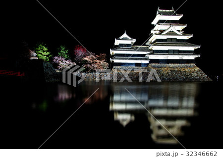松本城 (烏城) 天守閣 内堀側 夜景ライトアップ ( 長野県 松本市 丸の内 ) 松本城 (烏城) 天守閣 内堀側 夜景ライトアップ ( 長野県 松本市 丸の内 ) 32346662
