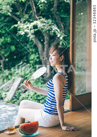 縁側でうちわをあおぐ女性 32346865