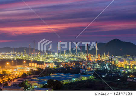 Illuminated of oil refinery plant at twilight 32347558