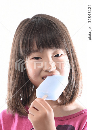 アイスキャンディーを食べる女の子の写真素材