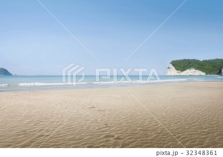 Landscape view of tropical beach with blue sea 32348361