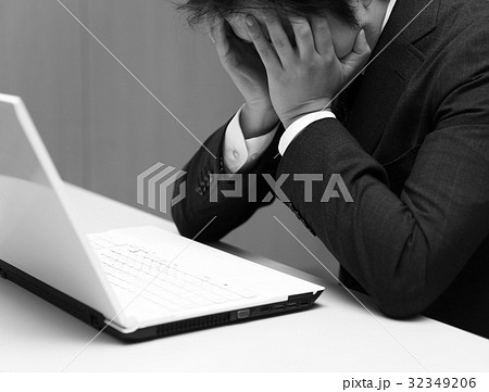 悩むビジネスマン 悩むビジネスマン 32349206