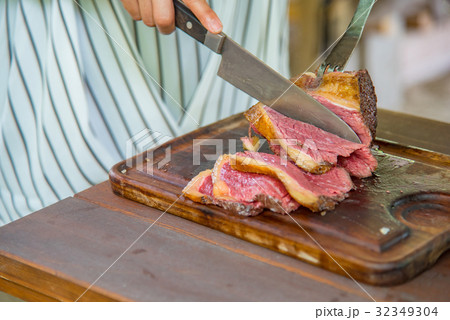 焼肉 丸焼き ローストビーフ 肉を切る 焼肉 丸焼き ローストビーフ 肉を切る 32349304