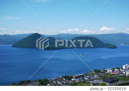 洞爺湖と温泉街 洞爺湖と温泉街 32350019