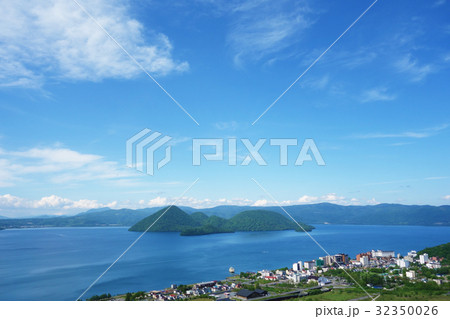 洞爺湖と温泉街 洞爺湖と温泉街 32350026