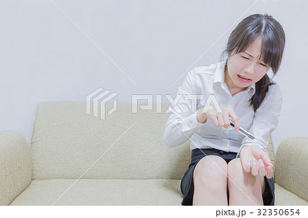 カッターでリストカットしようとする女性 32350654