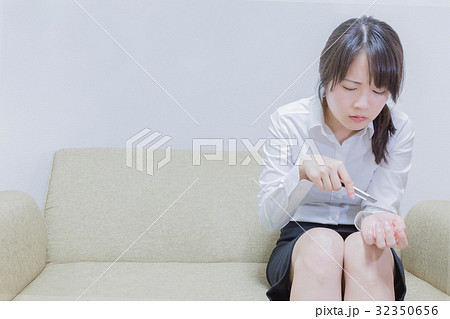 カッターでリストカットしようとする女性 32350656