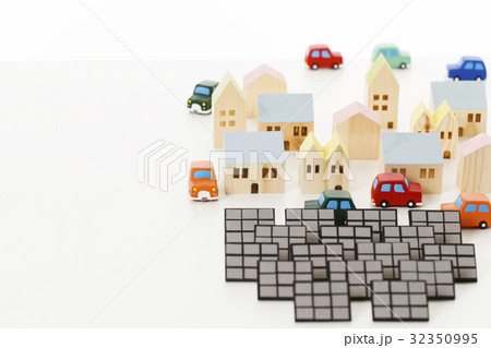 太陽光発電　自動車　車　街　クリーンエネルギー　家　街　都市　エコ　ECO　エネルギー 32350995