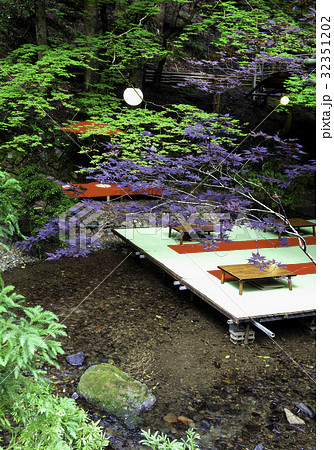 京都貴船の川床料理店 32351202