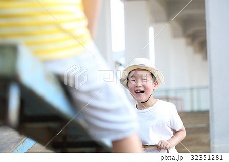 シーソーで遊ぶ子供 シーソーで遊ぶ子供 32351281