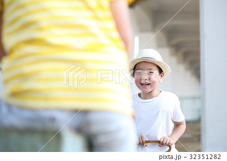 シーソーで遊ぶ子供 32351282