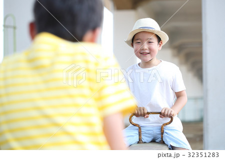シーソーで遊ぶ子供 32351283