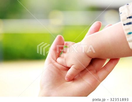 ママと赤ちゃんの手 32351893
