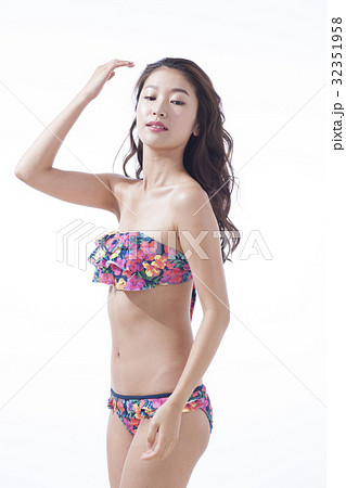 強い日差し 水着の若い女性 猛暑 強い日差し 水着の若い女性 猛暑 32351958