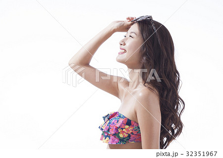 強い日差し 水着の若い女性 猛暑 強い日差し 水着の若い女性 猛暑 32351967