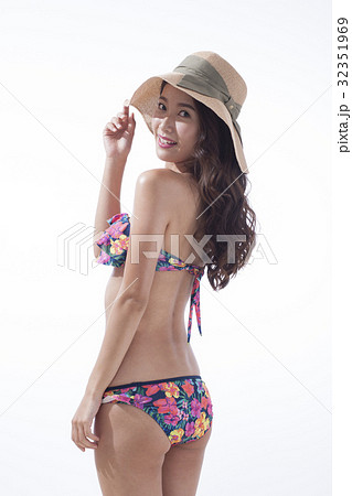 強い日差し 水着の若い女性 猛暑 強い日差し 水着の若い女性 猛暑 32351969