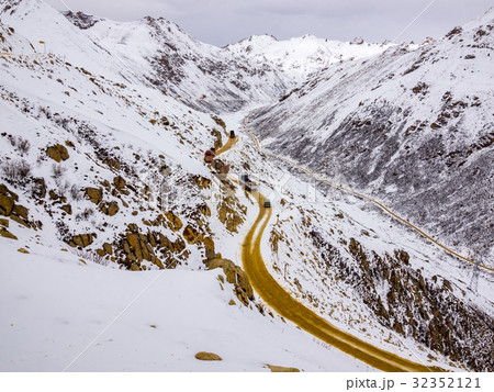Transportation at Trola mountain in Sichuan 32352121