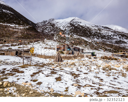 View on the wayside in Sichuan 32352123