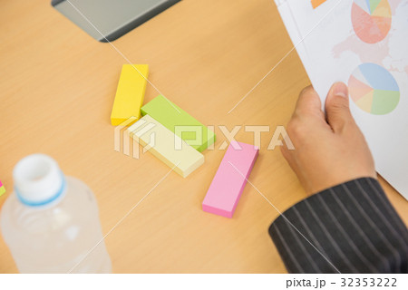 ビジネス ミーティング コアワーキング 打ち合わせ キャリアウーマン 女性 付箋 ポストイット ビジネス ミーティング コアワーキング 打ち合わせ キャリアウーマン 女性 付箋 ポストイット 32353222