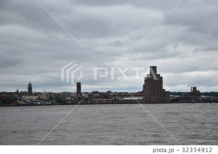 リバーマージ河の対岸風景 32354912