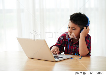 Watching music clips 32355068