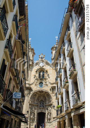 スペインサンセバスチャンの街並み クリーム色の建物時計台の写真素材