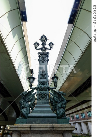 日本橋(麒麟像を含む装飾柱と首都高) 日本橋(麒麟像を含む装飾柱と首都高) 32355818