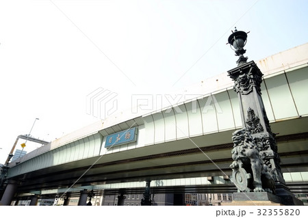 日本橋(獅子像を含む装飾柱と首都高) 日本橋(獅子像を含む装飾柱と首都高) 32355820