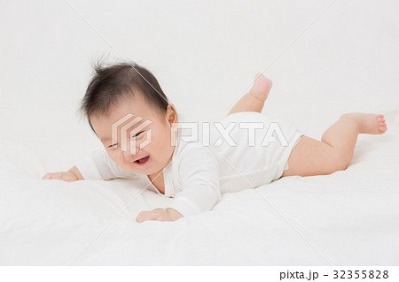 ご機嫌な赤ちゃん 32355828