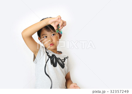 ハンドスピナーで遊ぶ子供 ハンドスピナーで遊ぶ子供 32357249