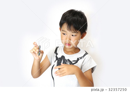 ハンドスピナーで遊ぶ子供 32357250