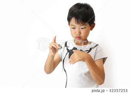 ハンドスピナーで遊ぶ子供 ハンドスピナーで遊ぶ子供 32357253