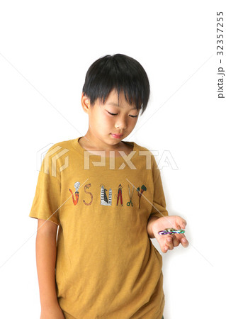 ハンドスピナーで遊ぶ子供 ハンドスピナーで遊ぶ子供 32357255