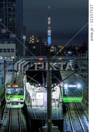東京スカイツリーと山手線の夜景の写真素材
