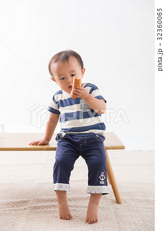 パンを食べる男の子・白バック パンを食べる男の子・白バック 32360065