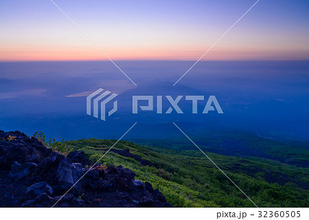 富士山須走口登山道、夜明けの光景 富士山須走口登山道、夜明けの光景 32360505