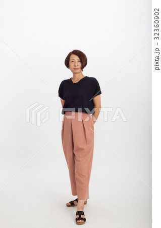 ミドルの女性　ファッション 32360902