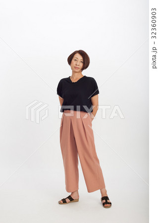 ミドルの女性　ファッション 32360903