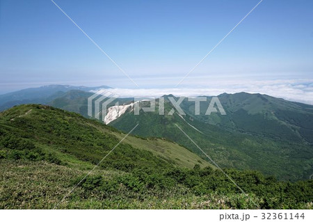 アンヌプリ山頂から眺めるニセコの山々 32361144