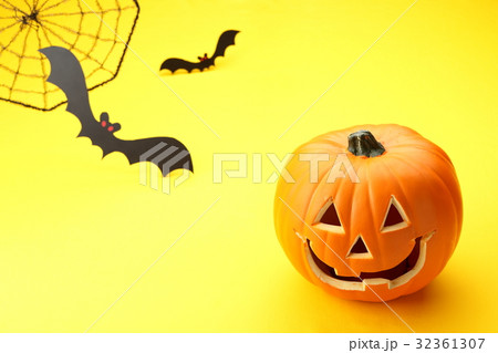ジャックオーランタンとコウモリとクモの巣 32361307
