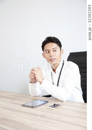 相談を聴く若い男性 相談を聴く若い男性 32362365